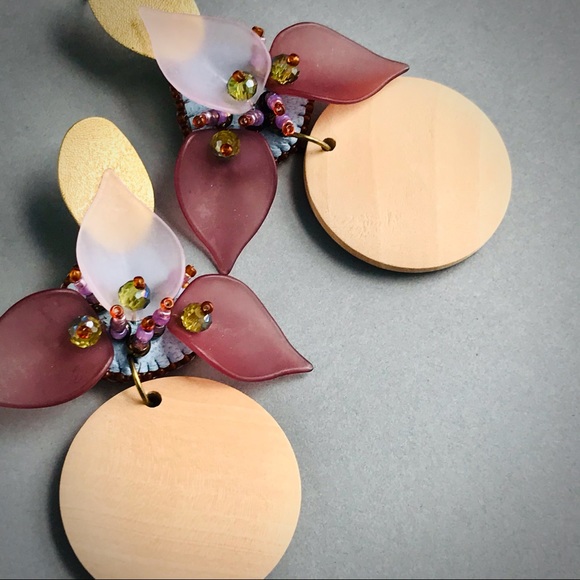 Floral earrings with wood pendant - Picture 6 of 14